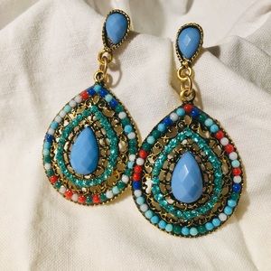 ✨Accent Earrings in colorful faux crystals.✨🎁🎁
